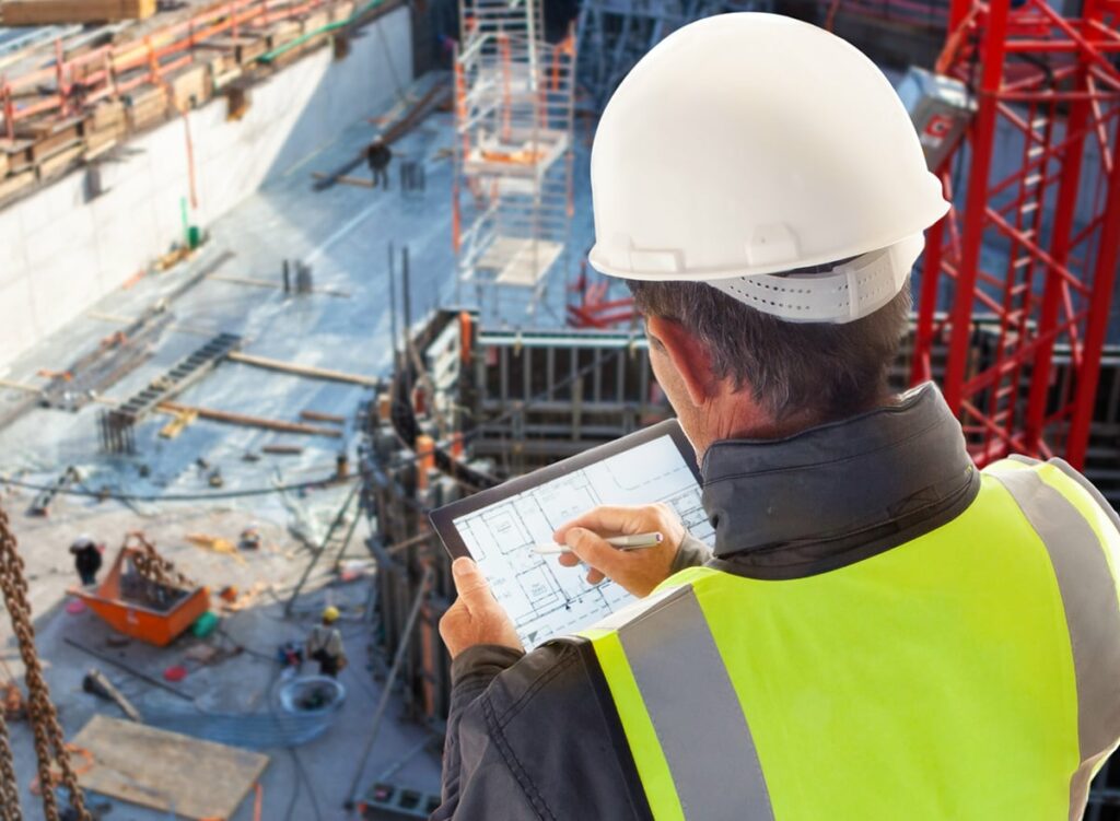 Bauingenieur mit einem Tablet auf einer Baustelle