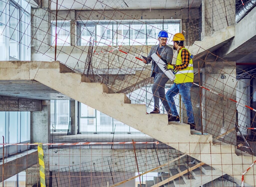 Bauingenieure im Treppenhaus