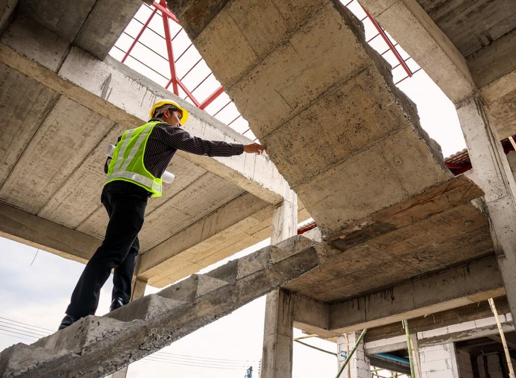 Betonrückbau: Bauleiter im Treppenhaus