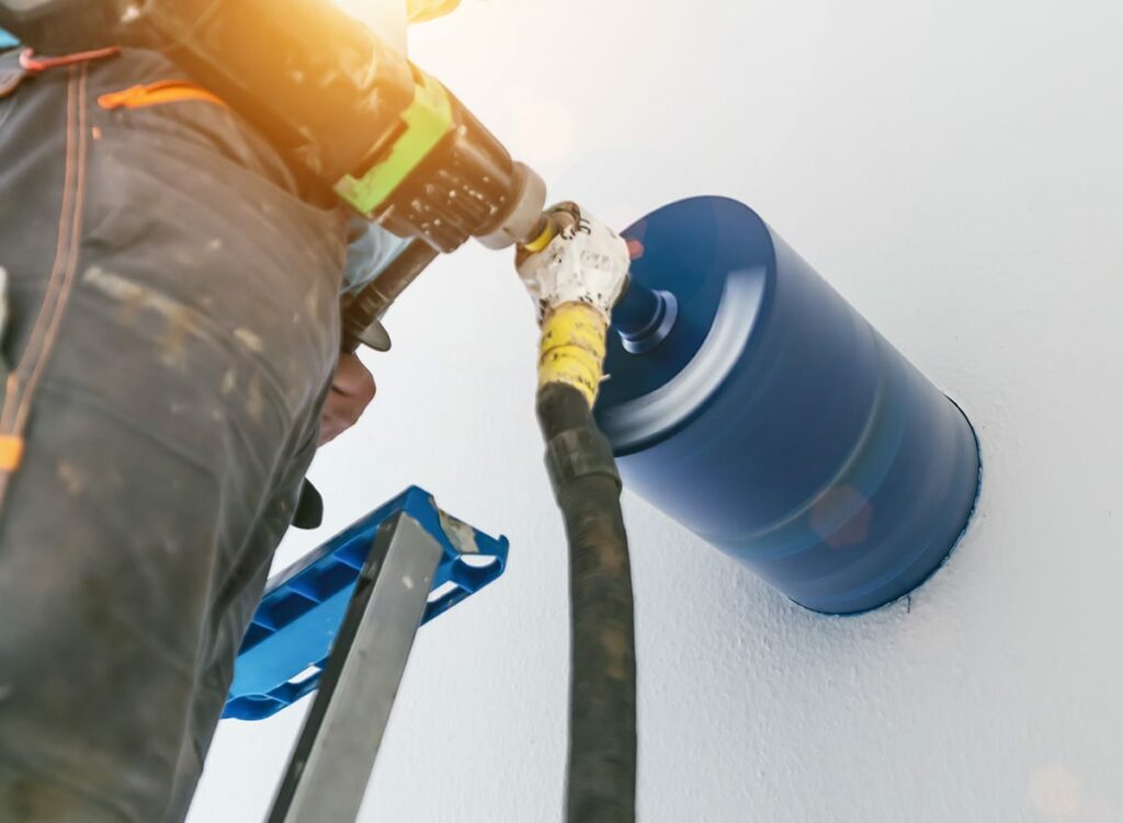 Kernbohren mit einem Diamantbohrgerät in eine Betonwand