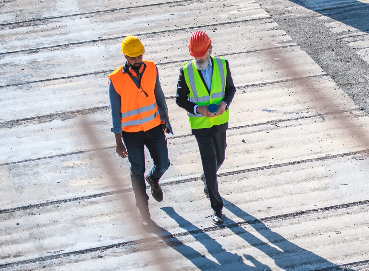 Zwei Bauingenieure mit Schutzkleidung und Helm